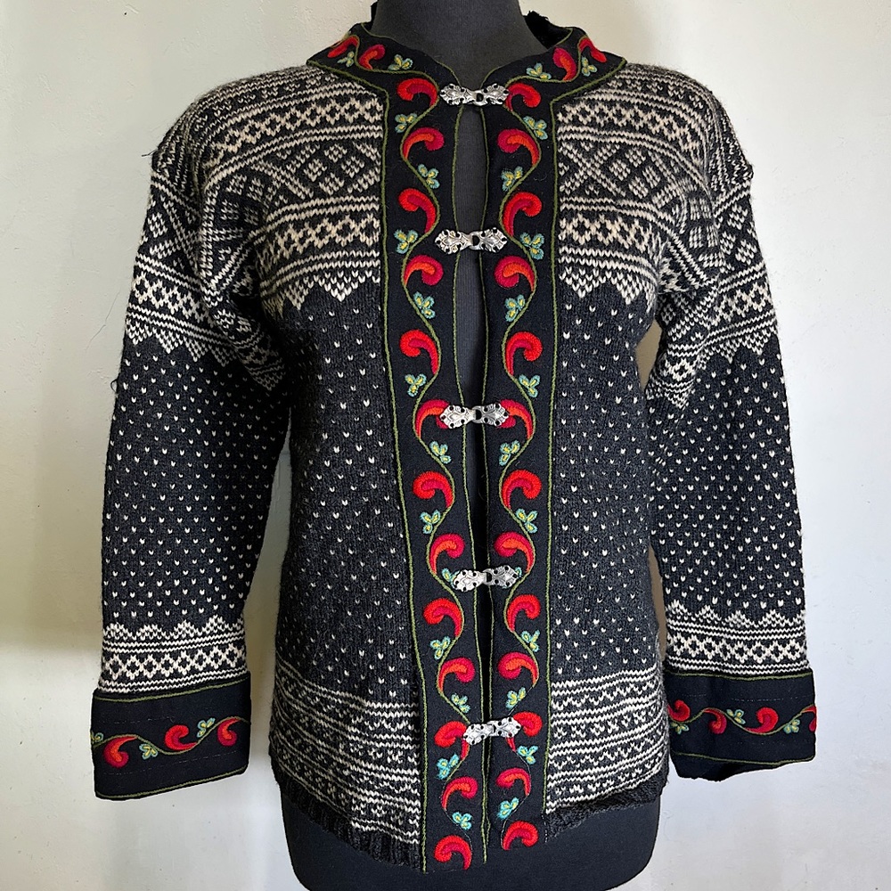 ❤️ Beautiful Hand-Knit Sweater 😍